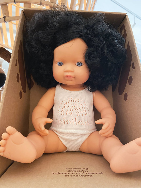 Miniland pop meisje zwart krullend haar